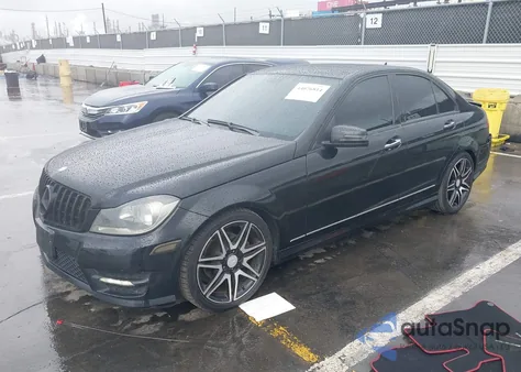 2013 Mercedes-Benz C 250 Sport z USA, uszkodzony, nr VIN WDDGF4HB2DF972380